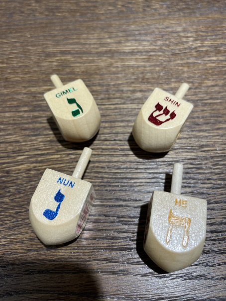 Dreidel drewniany kolorowy (mały) Dreidel drewniany kolorowy (mały)