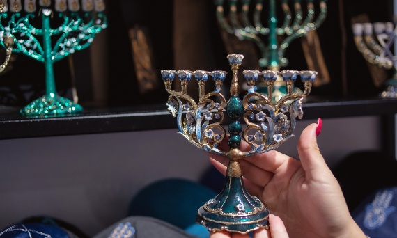 Jak Świętować Chanukę: Tradycje, Dekoracje i Pomysły na Prezenty